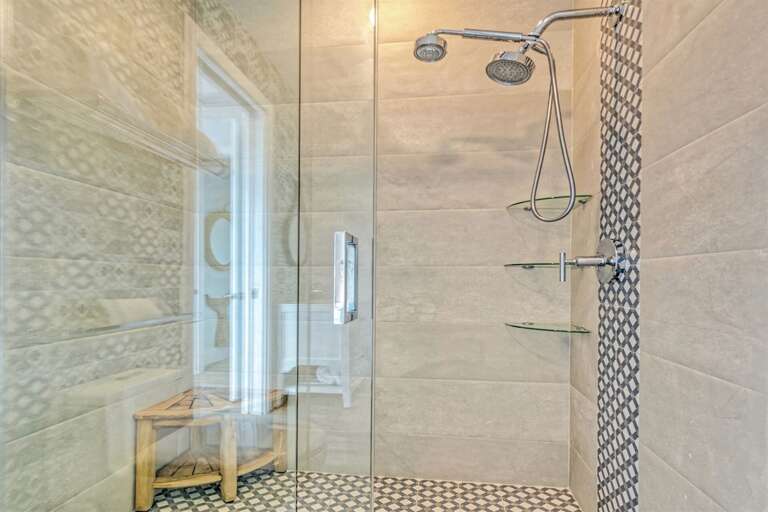 2nd level master suite 2`s en-suite bath.